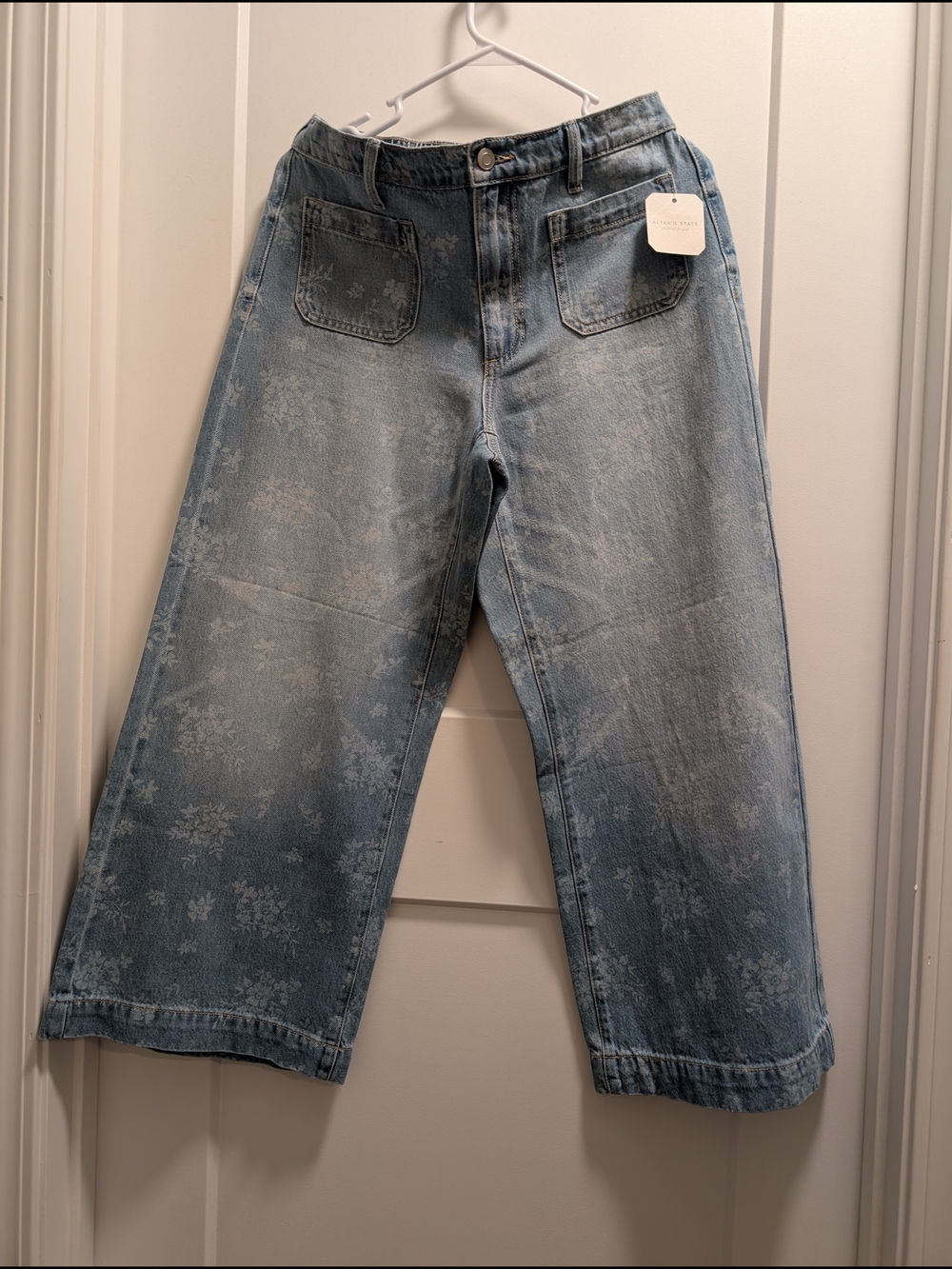Altar'd State Light Blue Floral-Print Cropped Jeans